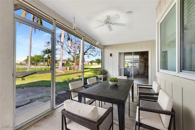 sunroom / solarium featuring a ceiling fan