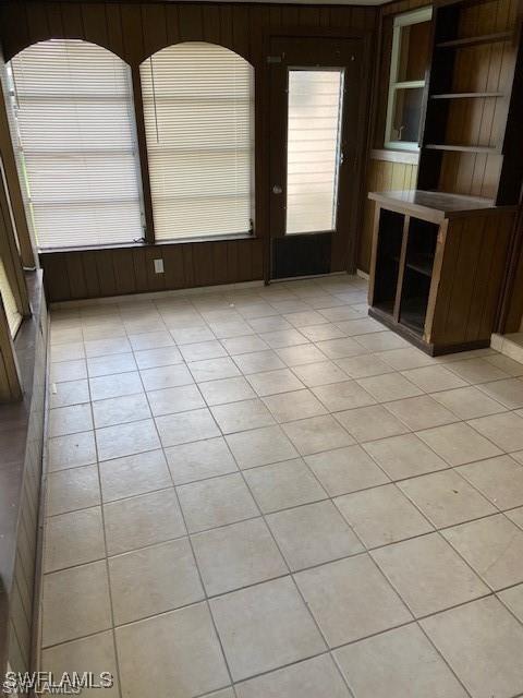 unfurnished room featuring light tile patterned flooring