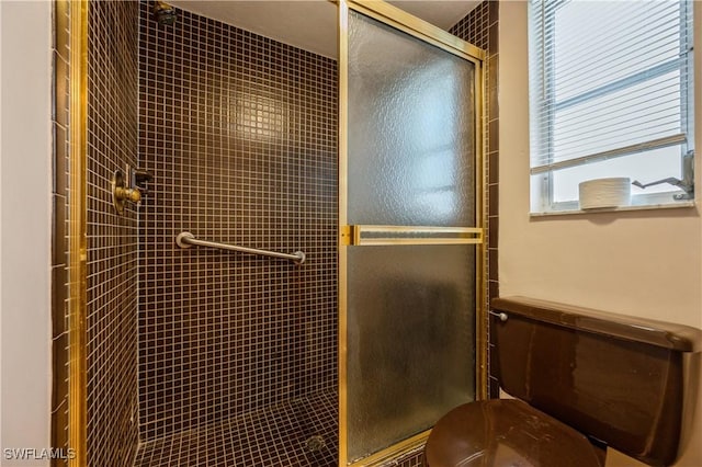 bathroom featuring tiled shower