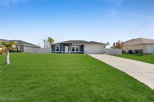 view of front of house featuring a front lawn, driveway, and fence