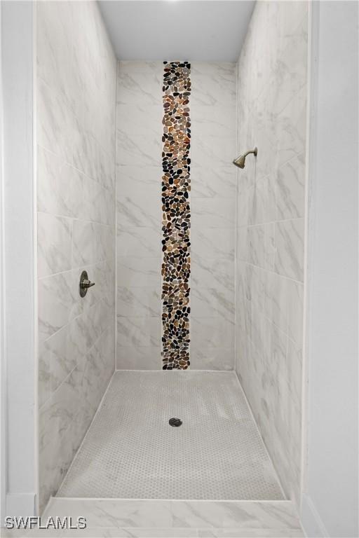 bathroom featuring a tile shower