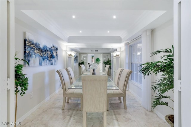 dining space featuring recessed lighting, crown molding, and baseboards