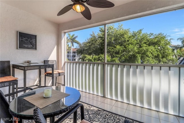 sunroom with ceiling fan