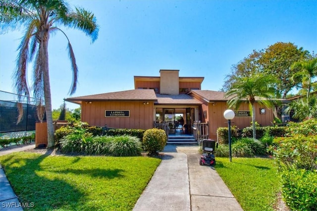 view of front facade featuring a front yard