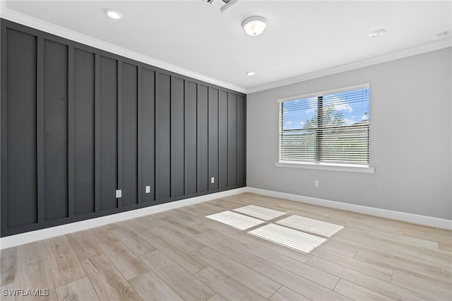 empty room featuring light wood-type flooring, visible vents, recessed lighting, crown molding, and baseboards