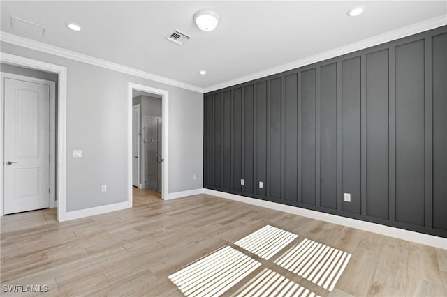 unfurnished room with visible vents, ornamental molding, recessed lighting, light wood finished floors, and baseboards