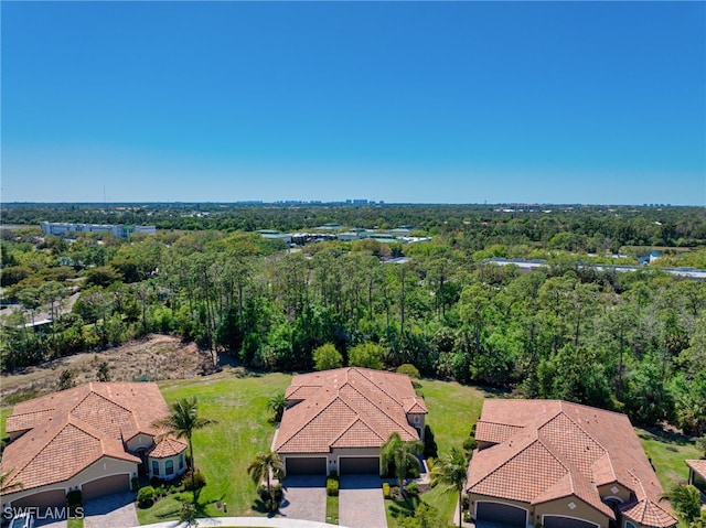 bird's eye view featuring a wooded view