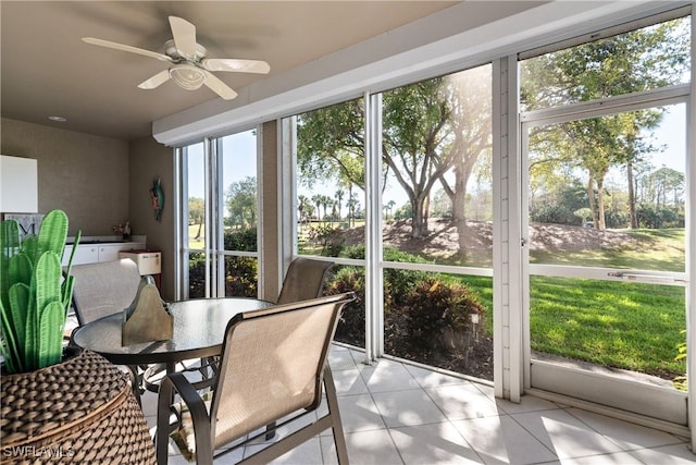 sunroom / solarium featuring a ceiling fan