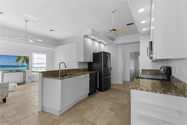 kitchen with visible vents, ceiling fan, a peninsula, stainless steel appliances, and a sink