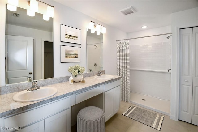 full bath featuring a sink, visible vents, curtained shower, and a closet