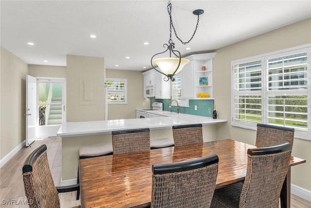 dining area featuring recessed lighting, baseboards, and light wood-style flooring