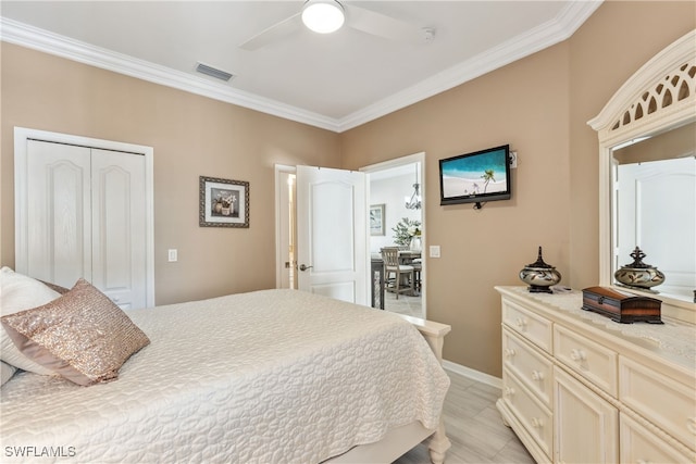 bedroom featuring a closet, visible vents, a ceiling fan, and ornamental molding