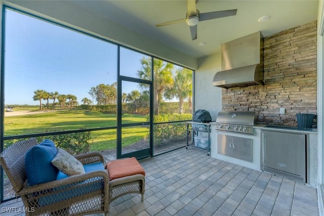 sunroom with ceiling fan