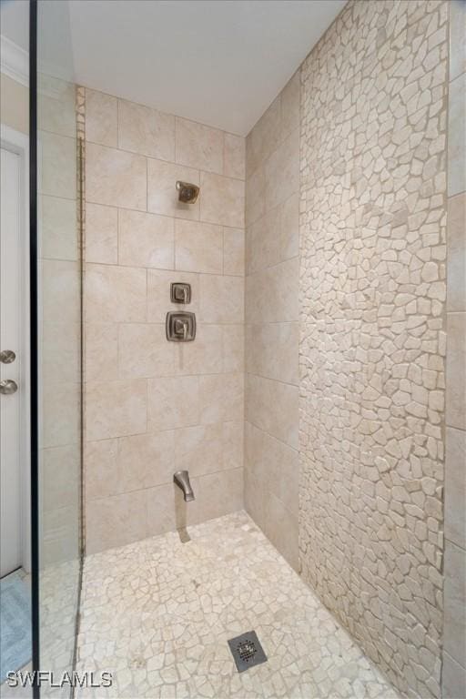 full bath featuring tiled shower