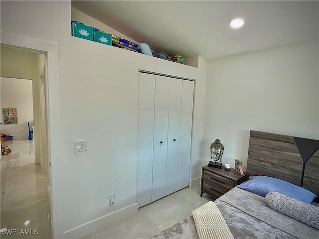 bedroom featuring baseboards and a closet
