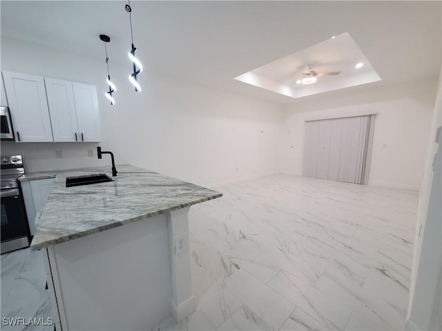 kitchen featuring stainless steel electric stove, a tray ceiling, a peninsula, marble finish floor, and a sink