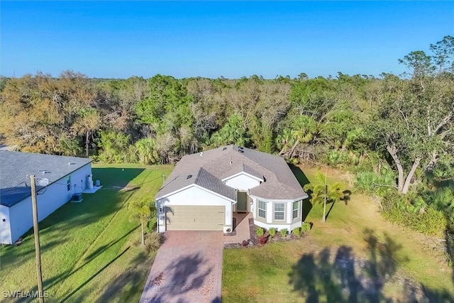 bird's eye view featuring a wooded view