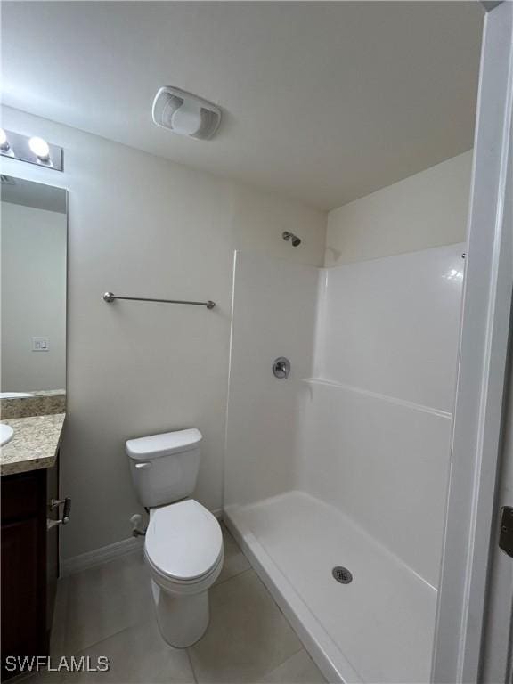 full bathroom featuring tile patterned floors, toilet, a shower, baseboards, and vanity