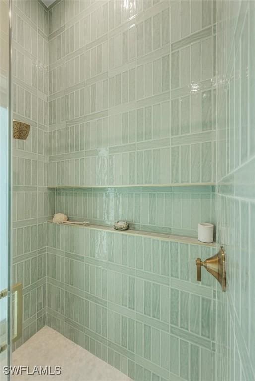 bathroom featuring a tile shower