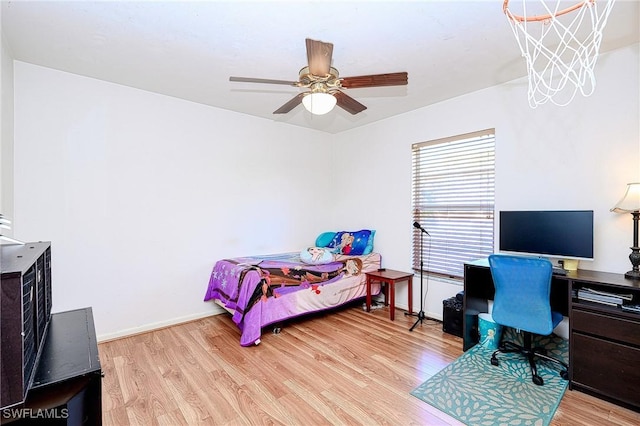 bedroom with light wood-style flooring, baseboards, and ceiling fan