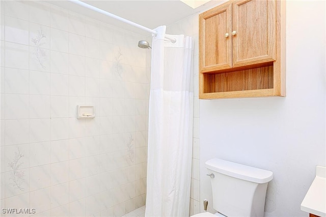 bathroom featuring toilet and tiled shower