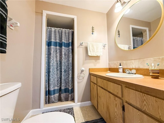 full bathroom featuring vanity, curtained shower, and toilet