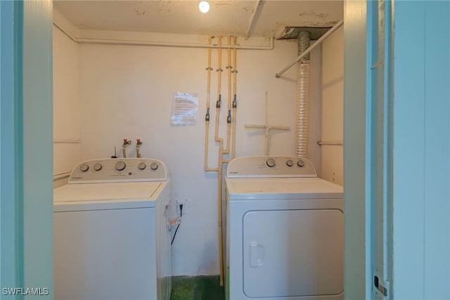 clothes washing area with laundry area and independent washer and dryer