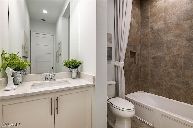 full bath featuring shower / bathtub combination with curtain, visible vents, toilet, recessed lighting, and vanity