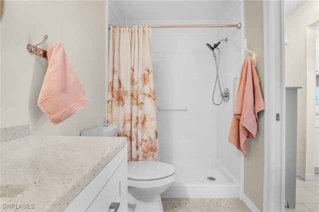 full bath with tiled shower, toilet, and vanity