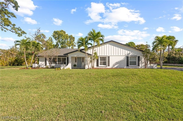 ranch-style home featuring a front lawn