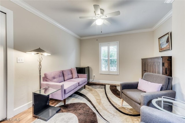 living room featuring ceiling fan, baseboards, light wood-style flooring, and ornamental molding