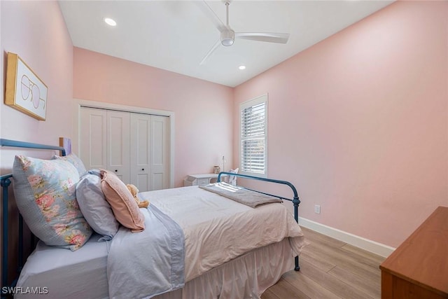 bedroom featuring light wood-type flooring, recessed lighting, a closet, baseboards, and ceiling fan