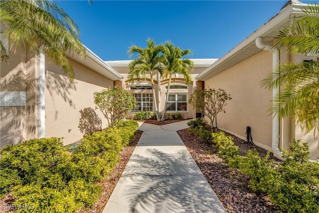 property entrance with stucco siding