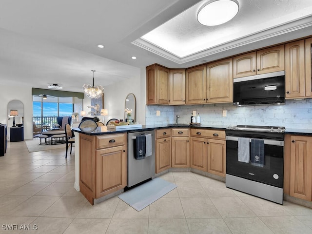 kitchen featuring a sink, stainless steel appliances, decorative backsplash, and light tile patterned floors