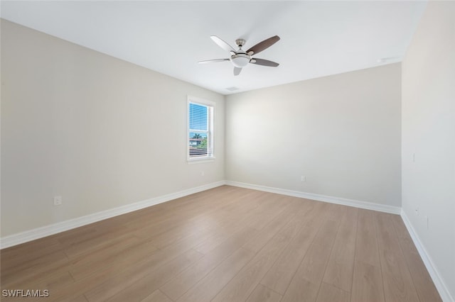 unfurnished room featuring light wood-style flooring, baseboards, and ceiling fan