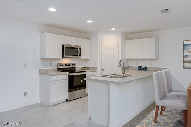 kitchen featuring a sink, visible vents, appliances with stainless steel finishes, and white cabinets