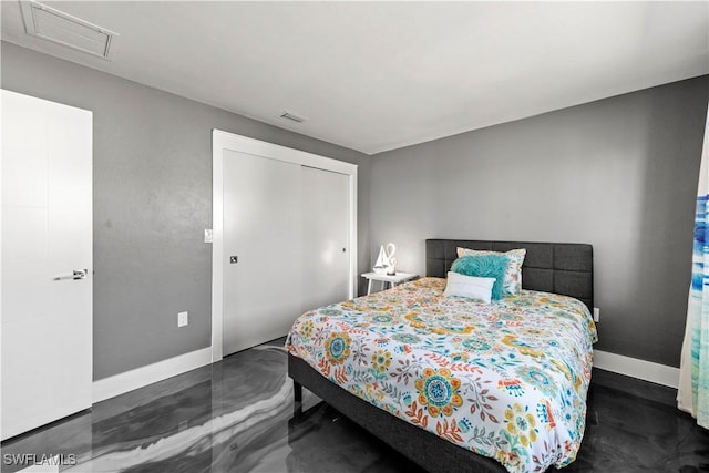 bedroom with baseboards, visible vents, and a closet