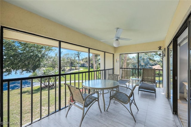 sunroom with ceiling fan