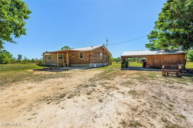 view of yard featuring an outbuilding