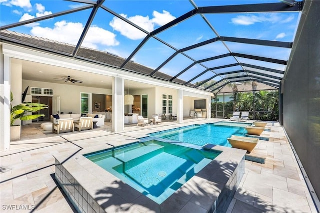 view of swimming pool featuring ceiling fan, an outdoor hangout area, a pool with connected hot tub, and a patio