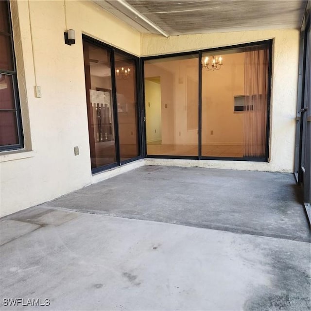 view of exterior entry featuring stucco siding