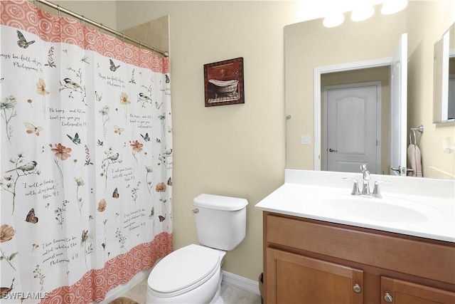 bathroom with curtained shower, toilet, and vanity