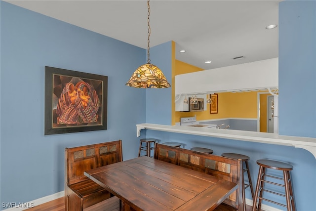 dining space featuring recessed lighting, visible vents, and baseboards