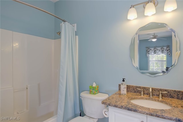 full bath featuring shower / tub combo with curtain, toilet, vanity, and a ceiling fan