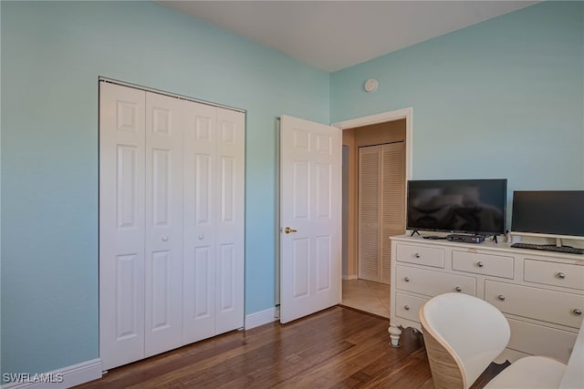 office area with baseboards and dark wood-style flooring