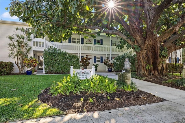 view of front of home featuring a front lawn