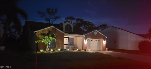 view of front facade featuring a garage and driveway