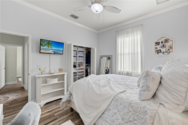 bedroom featuring visible vents, baseboards, ceiling fan, ornamental molding, and wood finished floors