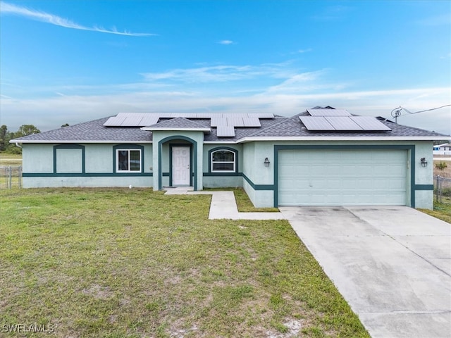 view of front of home featuring stucco siding, an attached garage, a front lawn, and fence