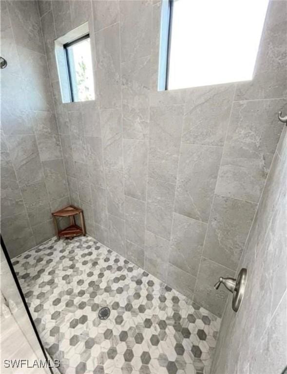 bathroom featuring a tile shower